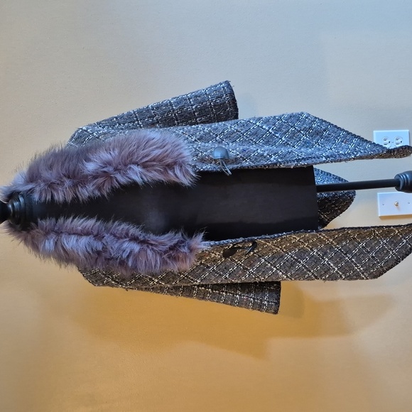 MODENA Faux Fur Trim Tweed Look Cape Toggle Closure - Picture 12 of 16